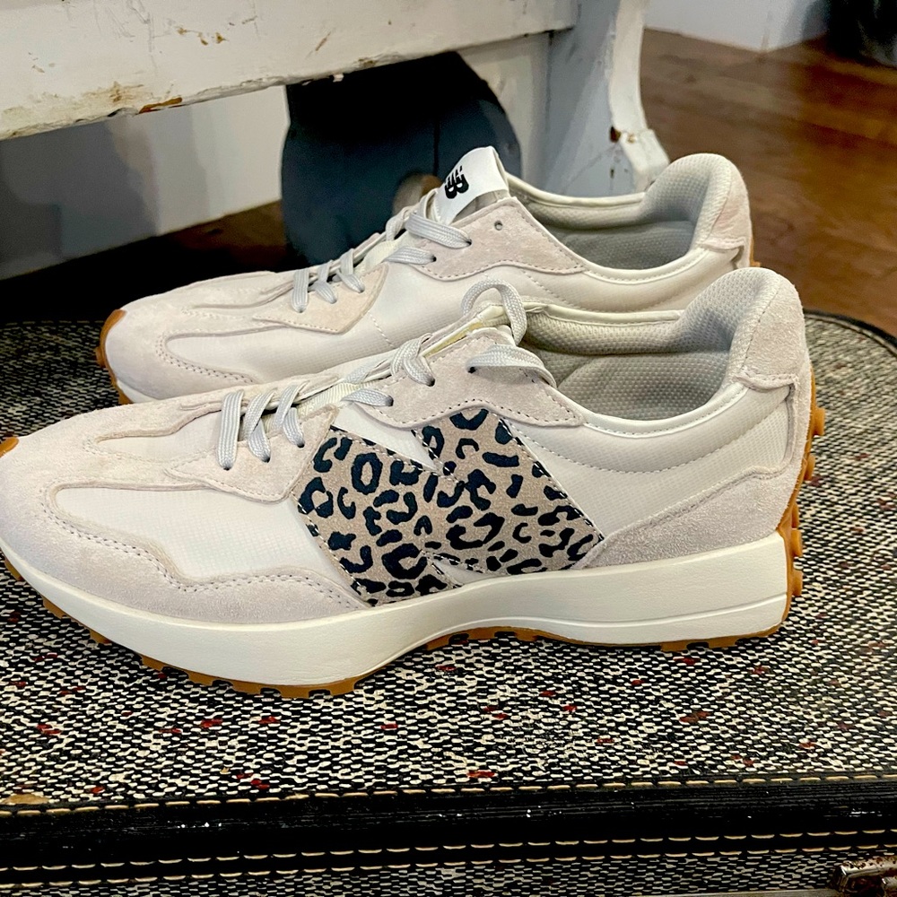 NWOT New Balance 327’s